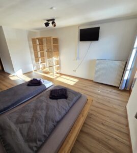 Schlafzimmer mit Fernseher