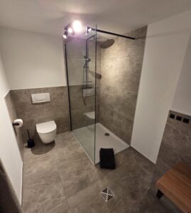 großzügige Dusche