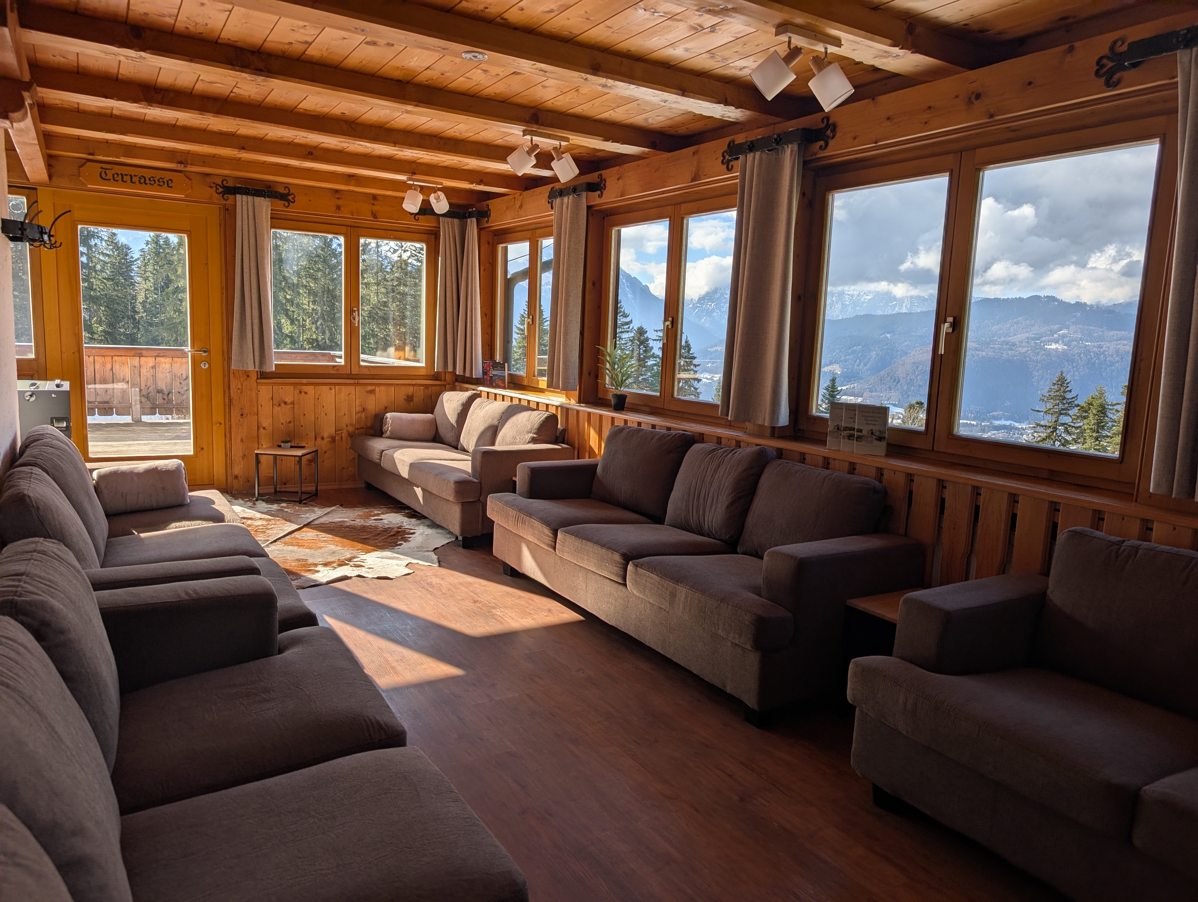 großzügiges Wohnzimmer für große Gruppen oder Firmen Familien